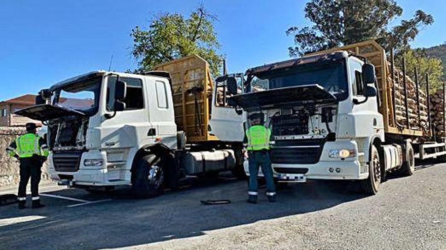 Dos camiones detectados con manipulación del sistema de emisiones, ayer, en Padrón.