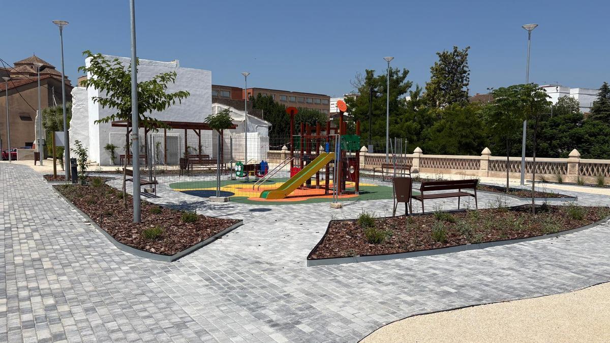 Zona infantil habilitada en el solar de Piqueras de Enguera.