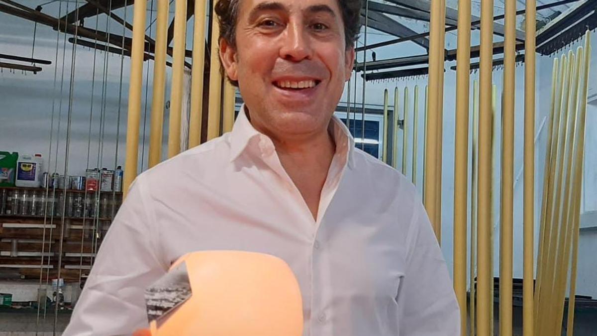 Joaquín Diéguez Quintas, con la vela del centenario.