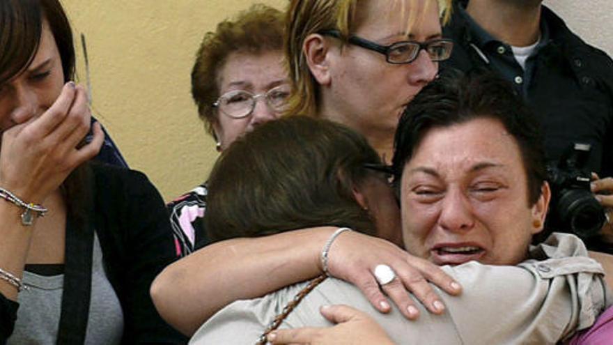 Allegados de una mujer asesinada en Castellón muestran su dolor.