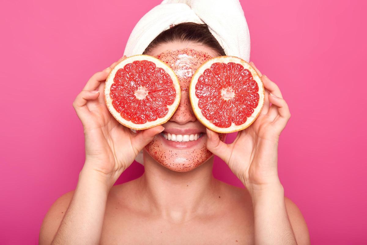 Una mujer con una mascarilla de frutas, una de las variedades de tratamientos estéticos y relajantes realizados con fruta