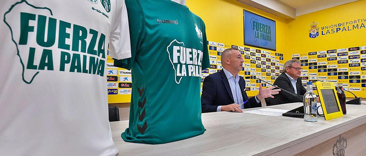 Miguel Ángel Ramírez y Sergio Batista, con las camisetas del amistoso en primer plano.