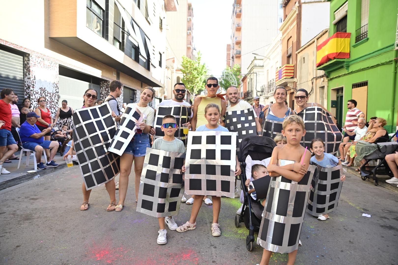 Multitudinario y divertido desfile por la entrada del toro
