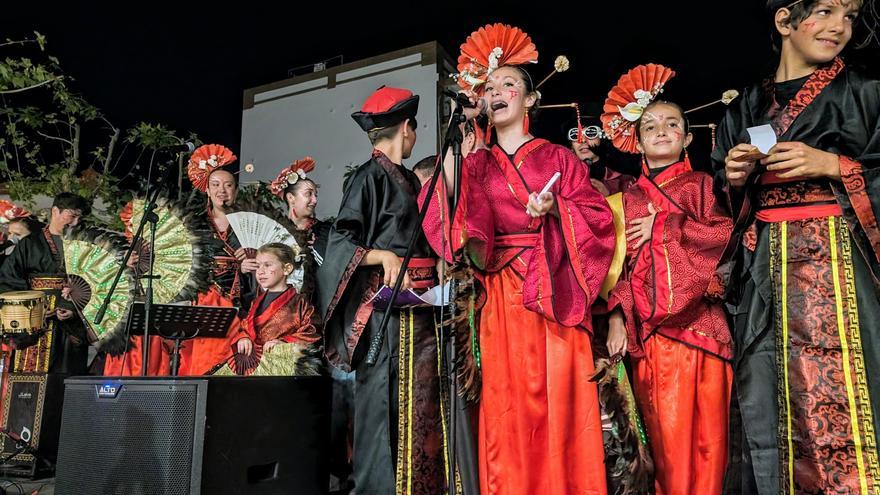 Galería de imágenes: Un animado desfile de disfraces en una fecha inusual en Orpesa