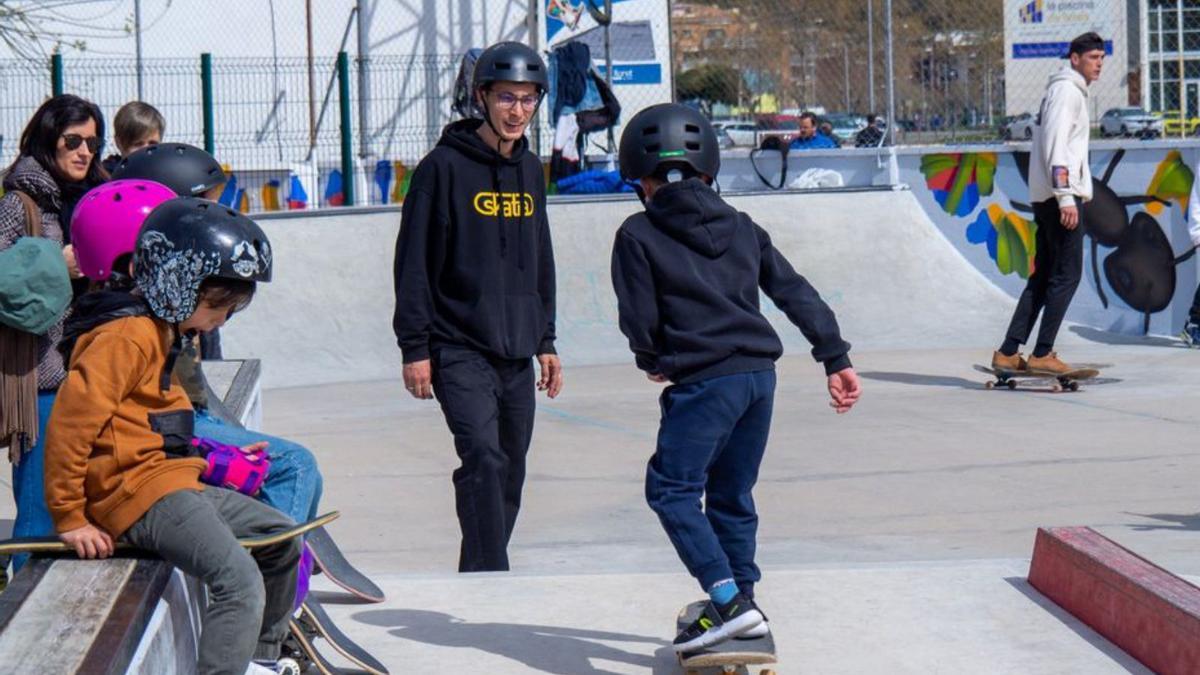 Persones practicant skateboarding a l’skatepark de Lloret. | AJUNTAMENT DE LLORET