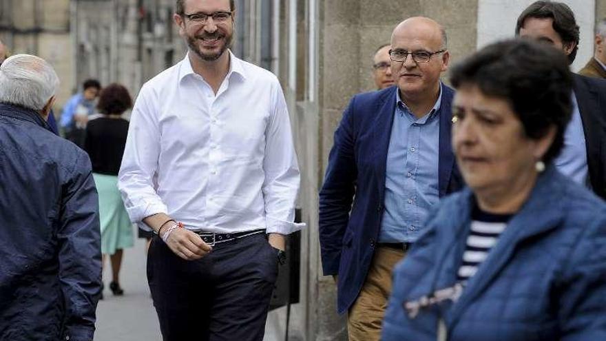 Maroto: &quot;Feijóo es el mejor presidente de la Xunta&quot;  |  El vicesecretario de Acción Sectorial del PP, Javier Maroto, que ayer estuvo en Ourense en un acto con José Manuel Baltar, considera a Feijóo un &quot;político de altura&quot; que habla &quot;con claridad y seriedad&quot;. &quot;Es el mejor presidente de la Xunta y siempre me quito el sombrero porque habla con claridad, seriedad, mirando a la cara y escuchando al corazón de la gente&quot;.