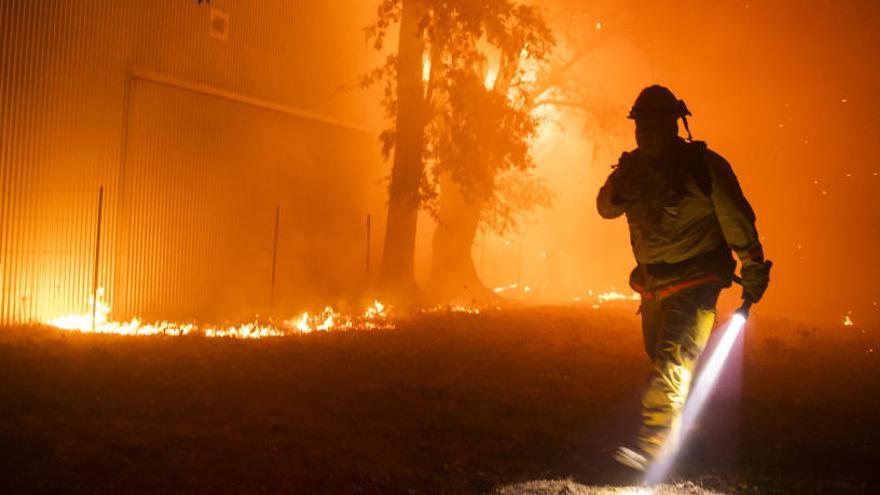 Un incendi a Califòrnia obliga a evacuar a 180.000 persones