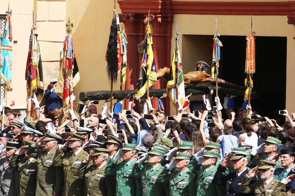 El traslado del Cristo de la Buena Muerte a cargo de la Legión volvió a congregar a numeroso público en la explanada de Santo Domingo