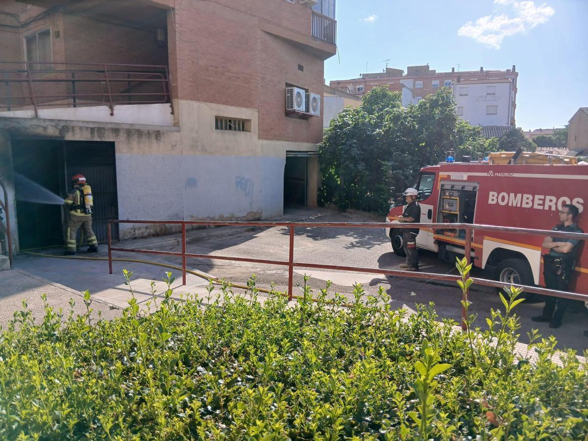 Los bomberos trabajando en el transformador de Andorra.