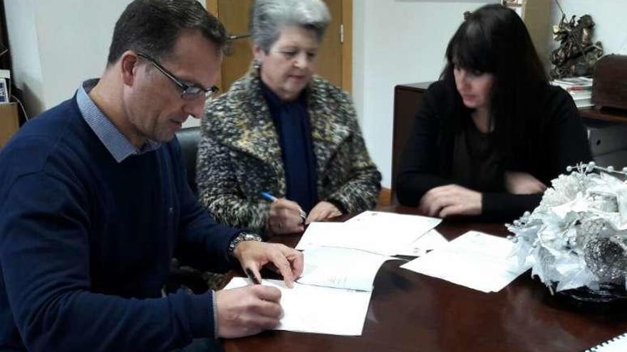 María del Carmen Ratel firma la cesión con el alcalde, Ángel Rodal.
