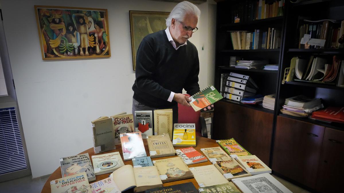 Félix Pintado Pico muestra algunos de los ejemplares de la colección privada de Mario Hernández Bueno, donada a la Biblioteca Universitaria de la ULPGC.