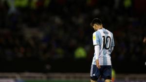 Leo Messi se retira cabizbajo