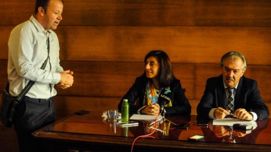 Fariña, con Vázquez y Rey tras recibir la botella de agua del río Umia