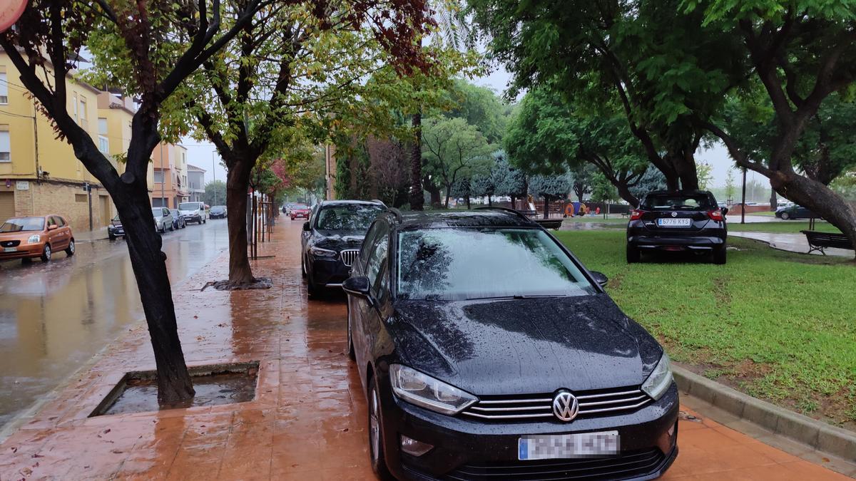 Vehículos estacionados sobre el parque de las Basses.