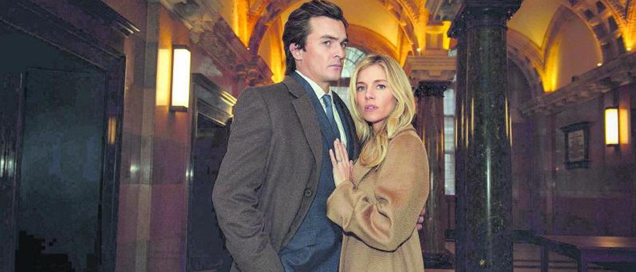 Sienna Miller y Rupert
Friend, en una imagen 
promocional de ‘Anatomía 
de un escándalo’.