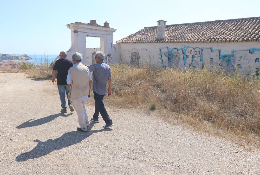 La asociación de vecinos del Palo critica el preocupante estado de abandono del puente del Arroyo del Judío, el arco del Camino de Vélez y la anexa casa de postas, elementos protegidos de finales del