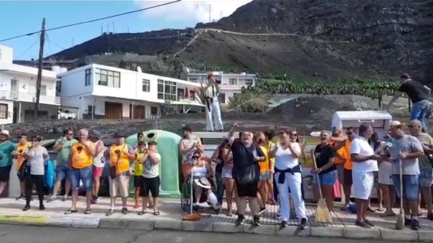 Vecinos de Puerto Naos y La Bombilla se concentran: «Queremos volver»