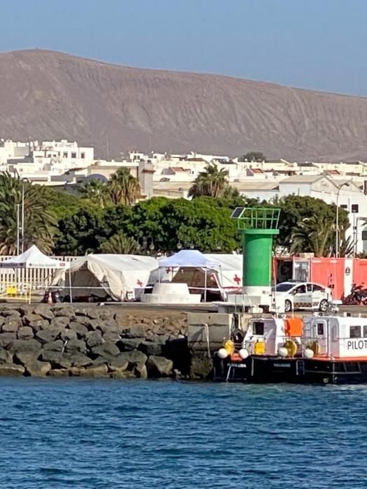 Cruz Roja habilita carpas en el puerto de Arrecife para cobijar a migrantes