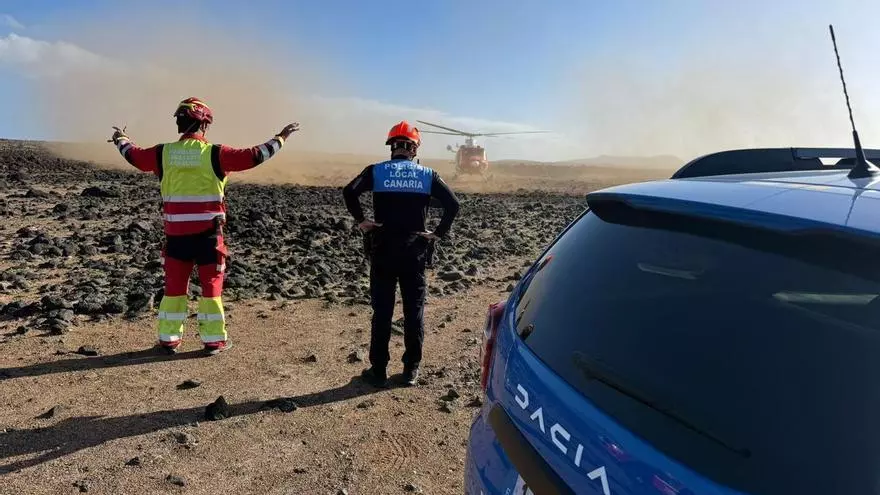 The GES rescues a bather who fell into the sea in Los Charcones, in Lanzarote
