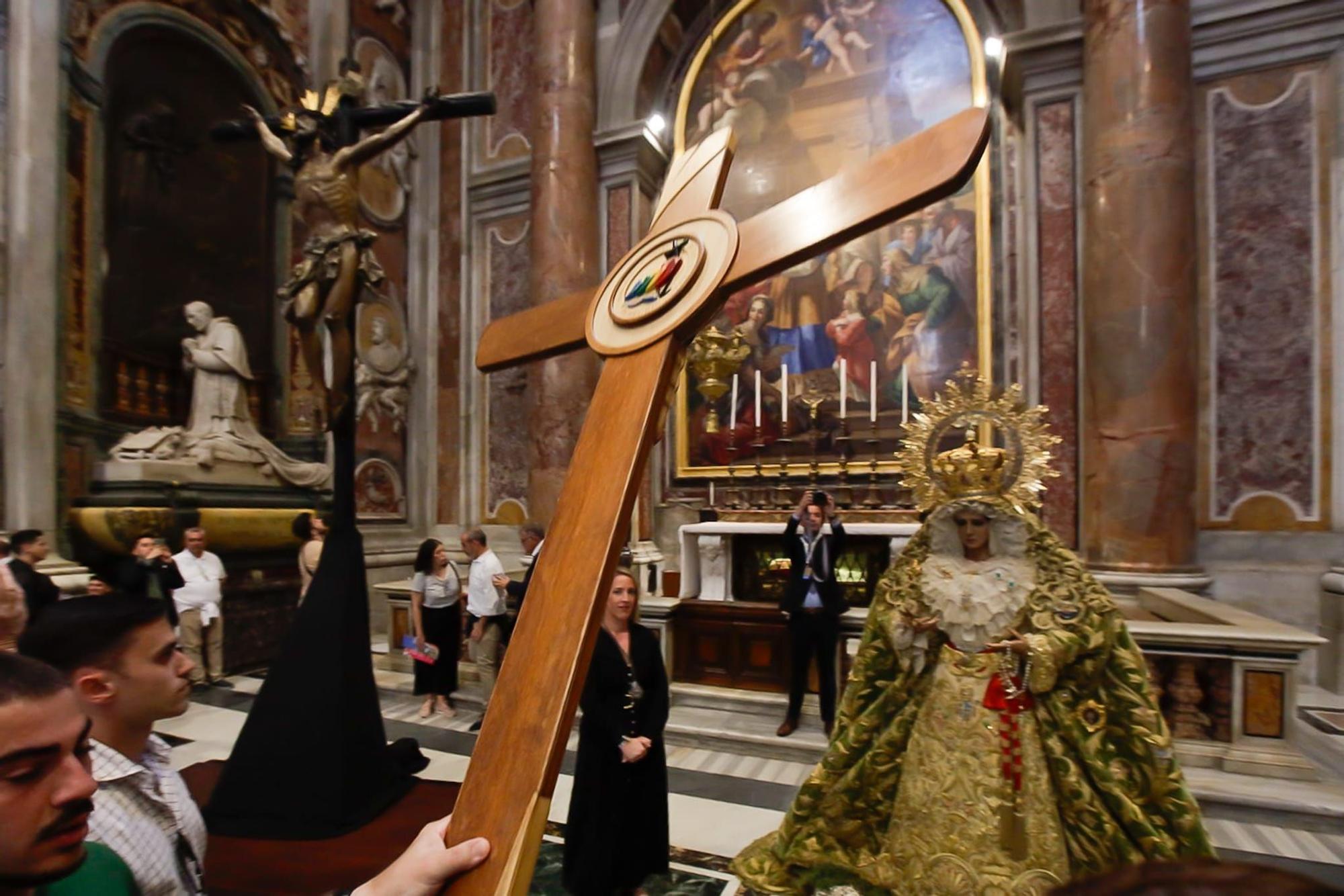 Peregrinación hombres de trono de la Esperanza