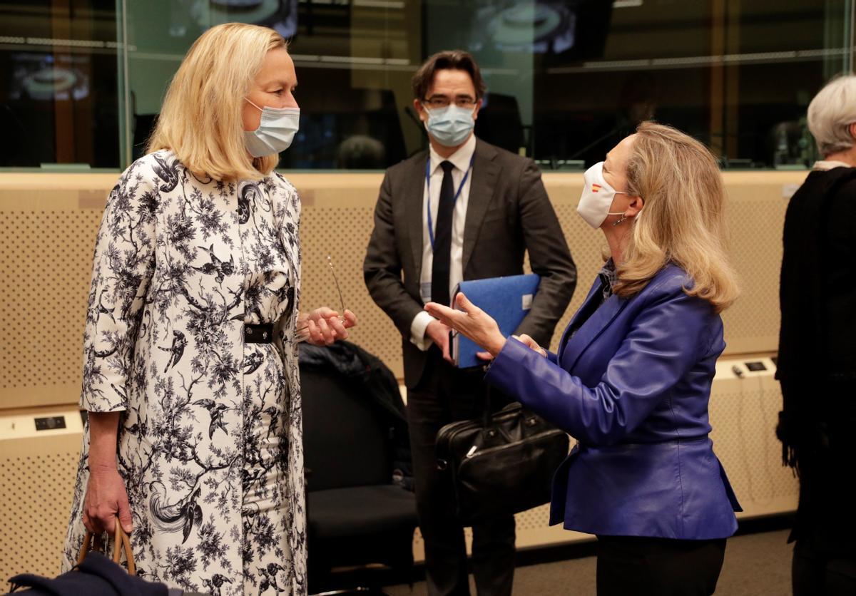 La ministra de Finanzas holandesa, Sigrid Kaag, y la ministra española de Economía, Nadia Calviño, durante una reunión del Eurogrupo en Bruselas.