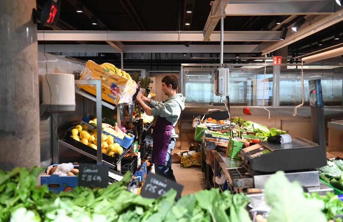 Una frutería en el nuevo mercado de Monte Alto, inaugurado el pasado diciembre.