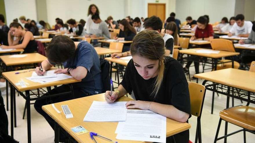 Alumnos durante uno de los exámenes de las ABAU celebrados el pasado septiembre en A Coruña.