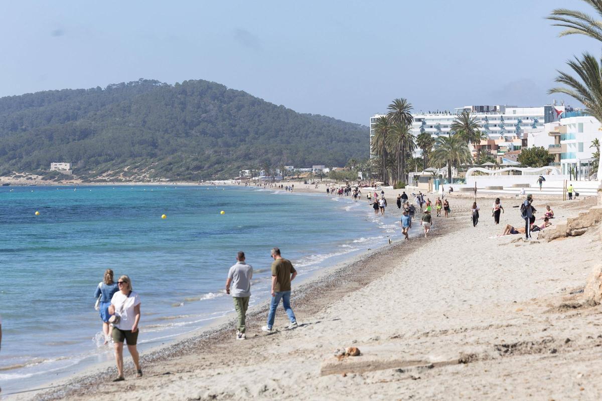 Imágenes de Platja d'en Bossa dividida entre turistas y demasiadas obras