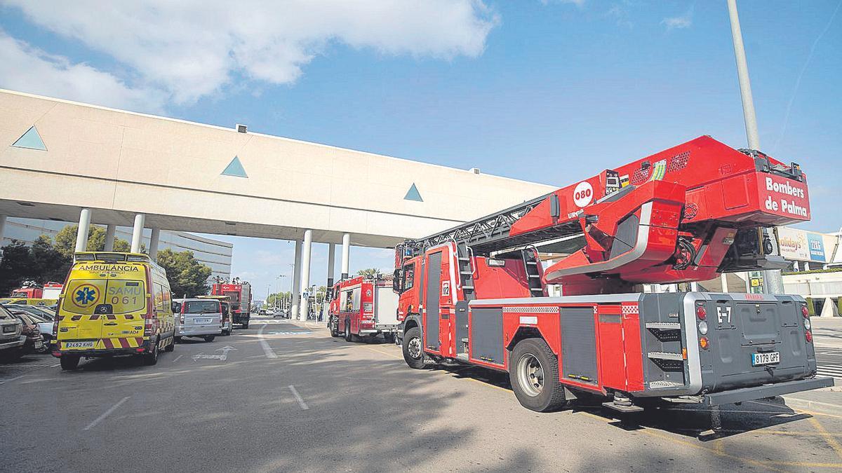 Die Feuerwehr von Palma wurde zwei Mal wegen Notlandungen an den Flughafen gerufen.