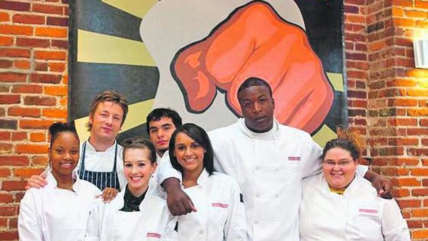 Jamie Oliver, detrás, a la izquierda, junto a unos jóvenes de Huntington.