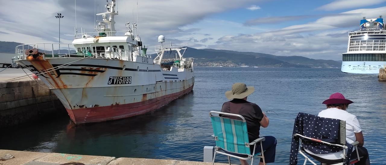 Un arrastrero en el puerto de Vigo.