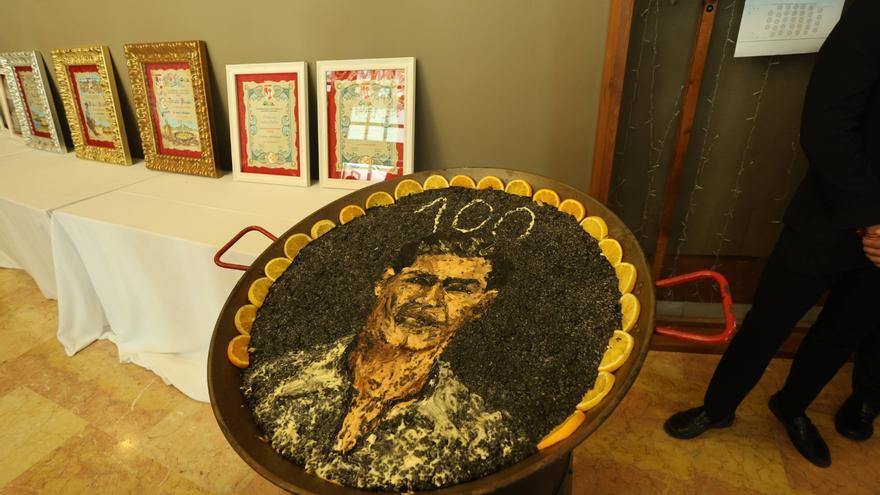 La artista Teresa Roig retrata a Puchades en el concurso de paellas de Sueca