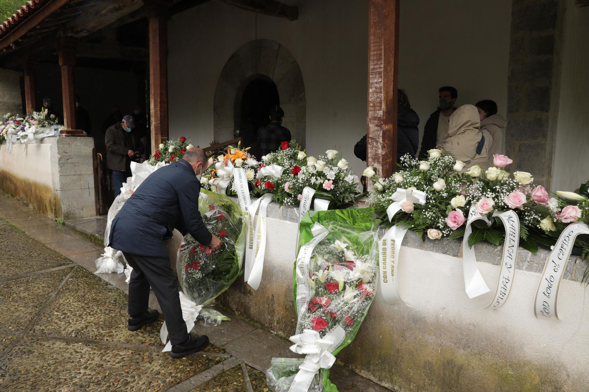 Emotivo funeral por Teresa Aladro, asesinada en Laviana por su exmarido