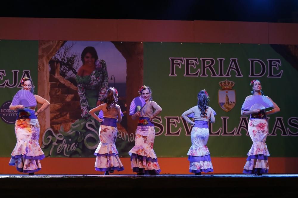 La Feria de Sevillanas 2017 comenzó anoche con una gran afluencia de público, actuaciones flamencas y de sevillanas, gastronomía y casetas, en el recinto portuario de Torrevieja