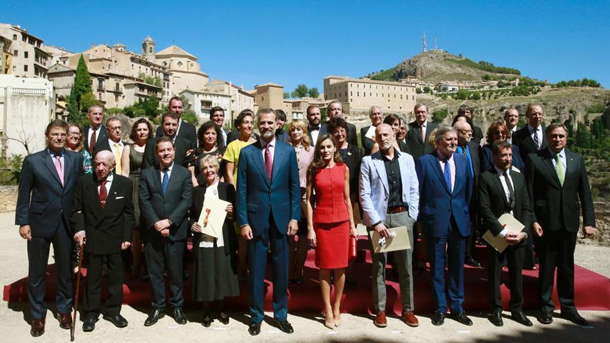 Todos los premiados posan con los reyes de España, este miércoles en Cuenca.