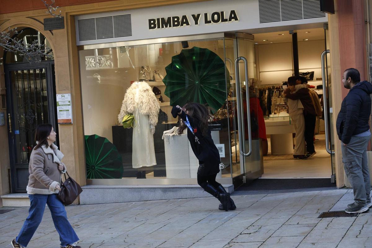 EN IMÁGENES: Bimba y Lola celebra en Asturias el segundo premio de la lotería de Navidad
