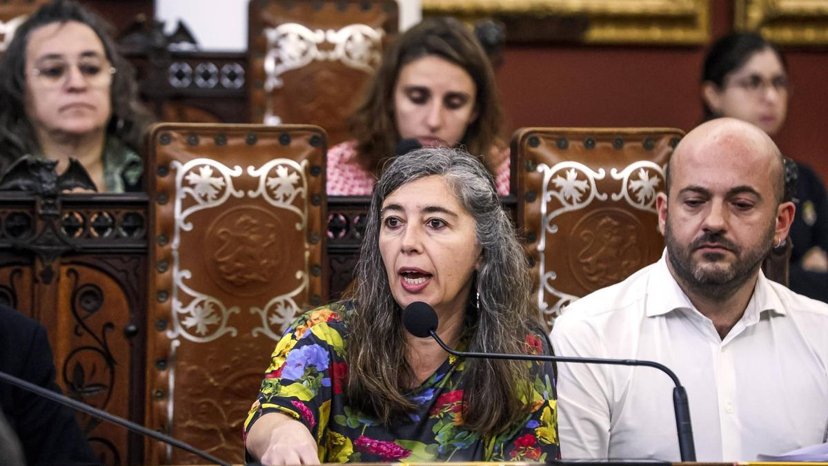 Neus Truyol interviene en un pleno de Palma esta legislatura junto a Miquel Àngel Contreras.