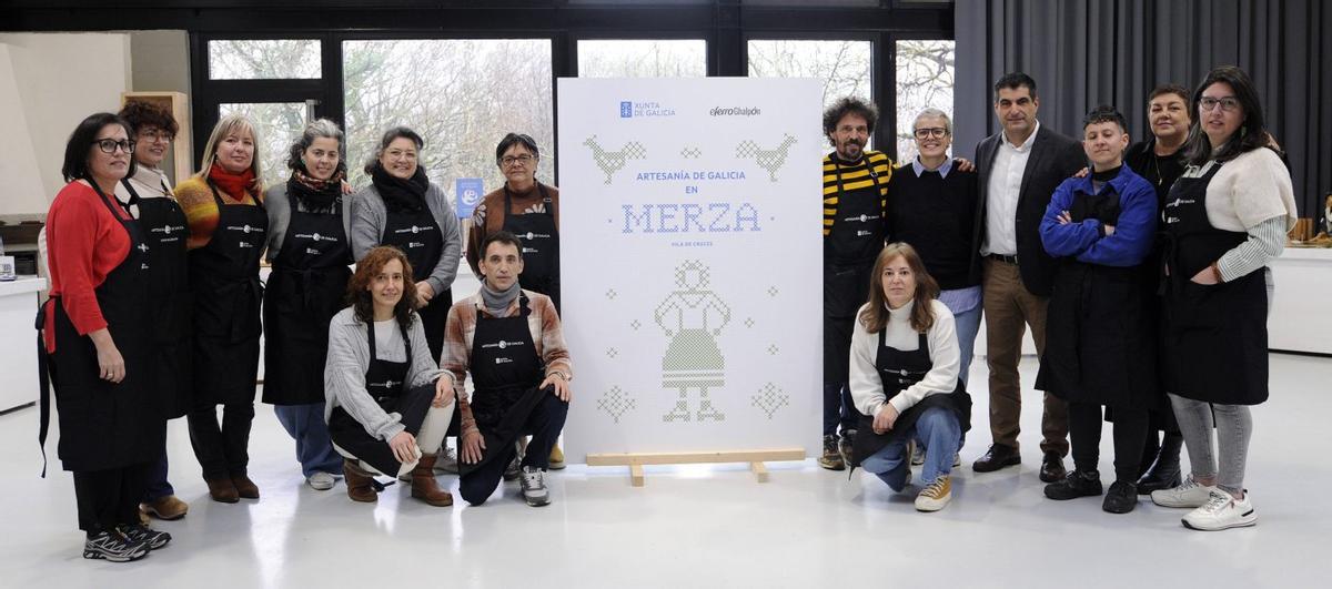Varios dos artesáns da feira de Merza.