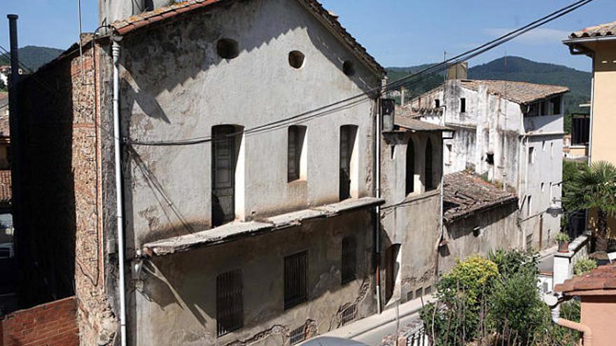 La zona es troba en un estat ruïnós i s&#039;hi preveu la construcció de pisos.