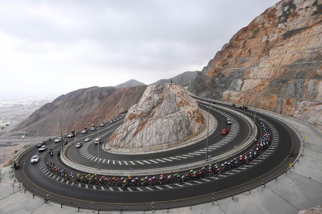 El pelotón asciende por al-Jabal Street durante la tercera etapa del Tour de Oman 2019 desde Shati al-Qurum a Quriyat.
