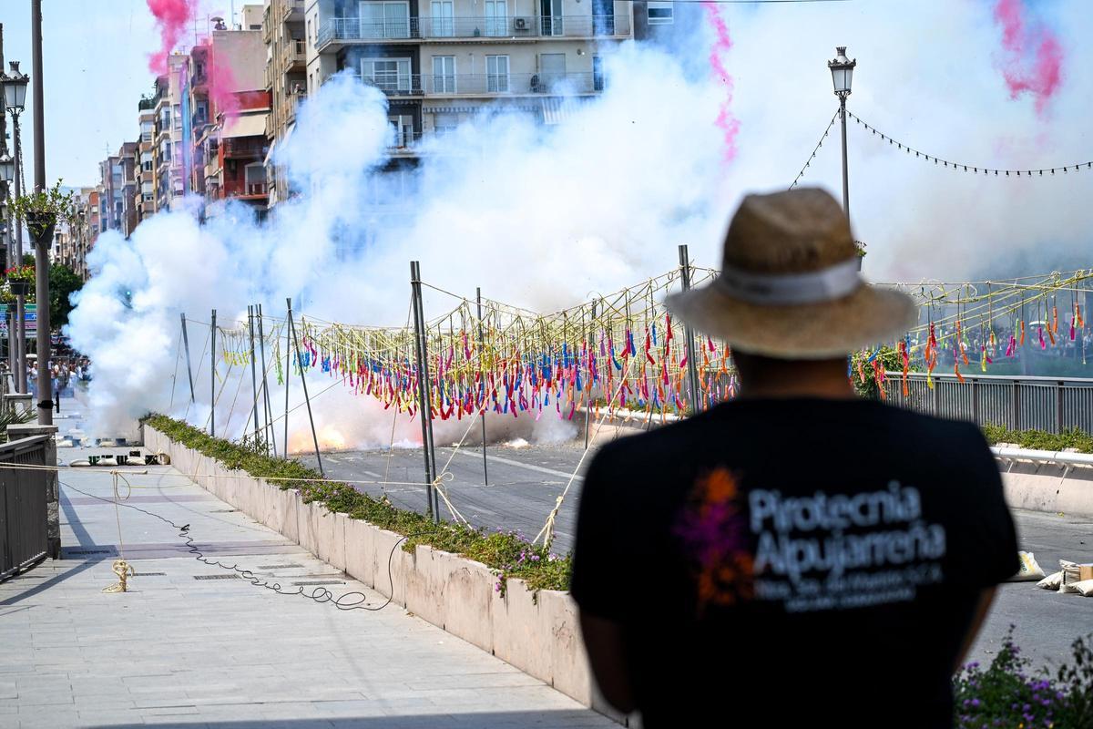 Las mejores imágenes de la mascletà de Pirotécnia La Alpujarreña en el Puente de Altamira de Elche Las mejores imágenes de la mascletà de Pirotécnia La Alpujarreña en el Puente de Altamira de Elche