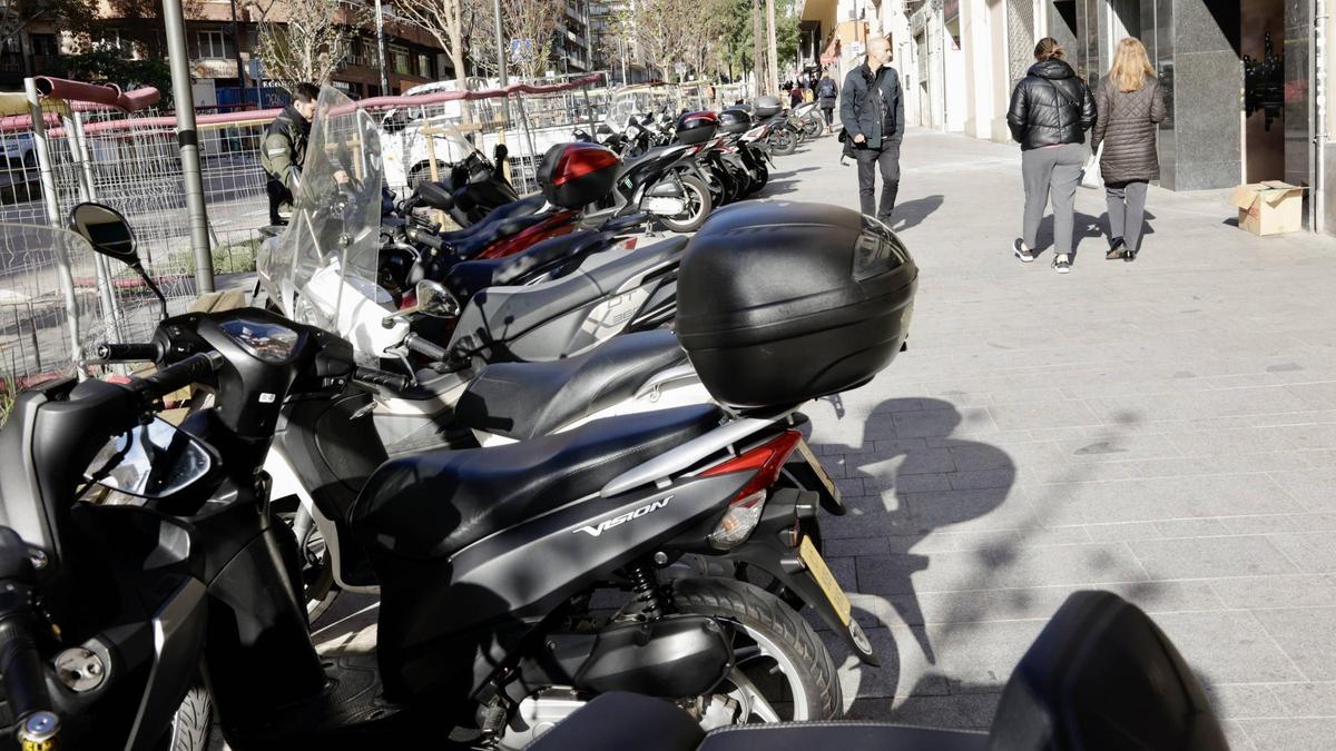 Motos mal aparcadas en la calle de Pi i Margall