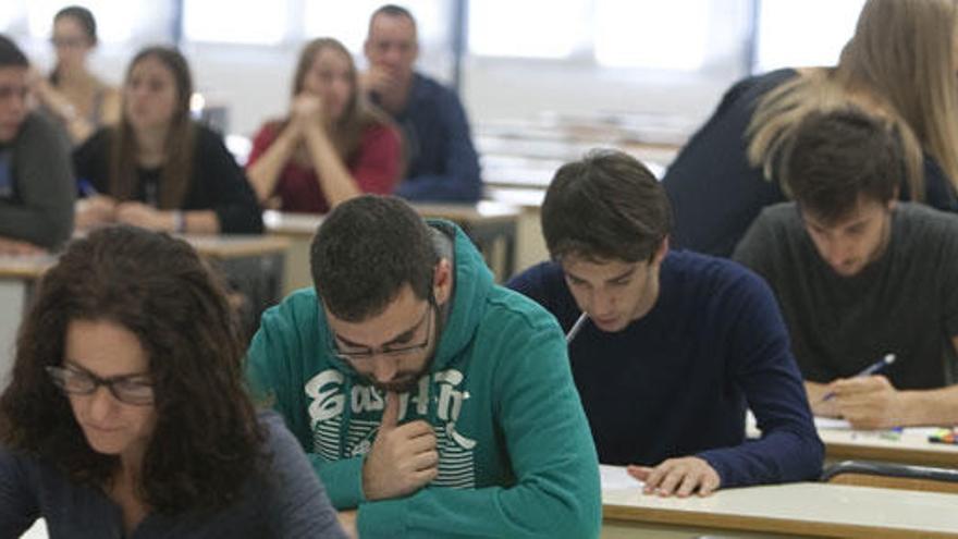 Santander, CRUE y CEPYME darán 5.000 becas a universitarios
