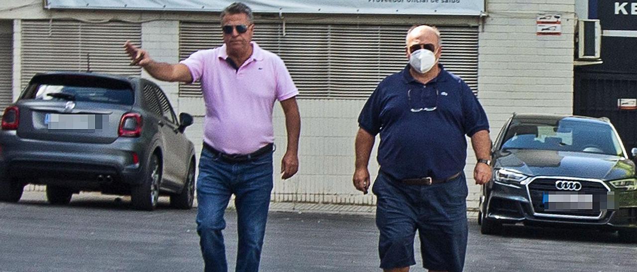 Enrique Ortiz y Juan Carlos Ramírez llegan al estadio José Rico Pérez, en una imagen de archivo