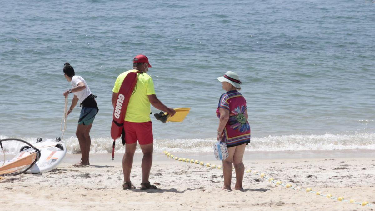 Personal de salvamento en playas de Cangas.   | //GONZALO NÚÑEZ 