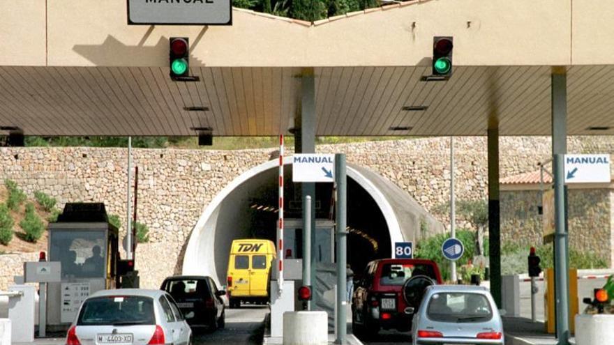 Coches en el peaje del túnel de Sóller.