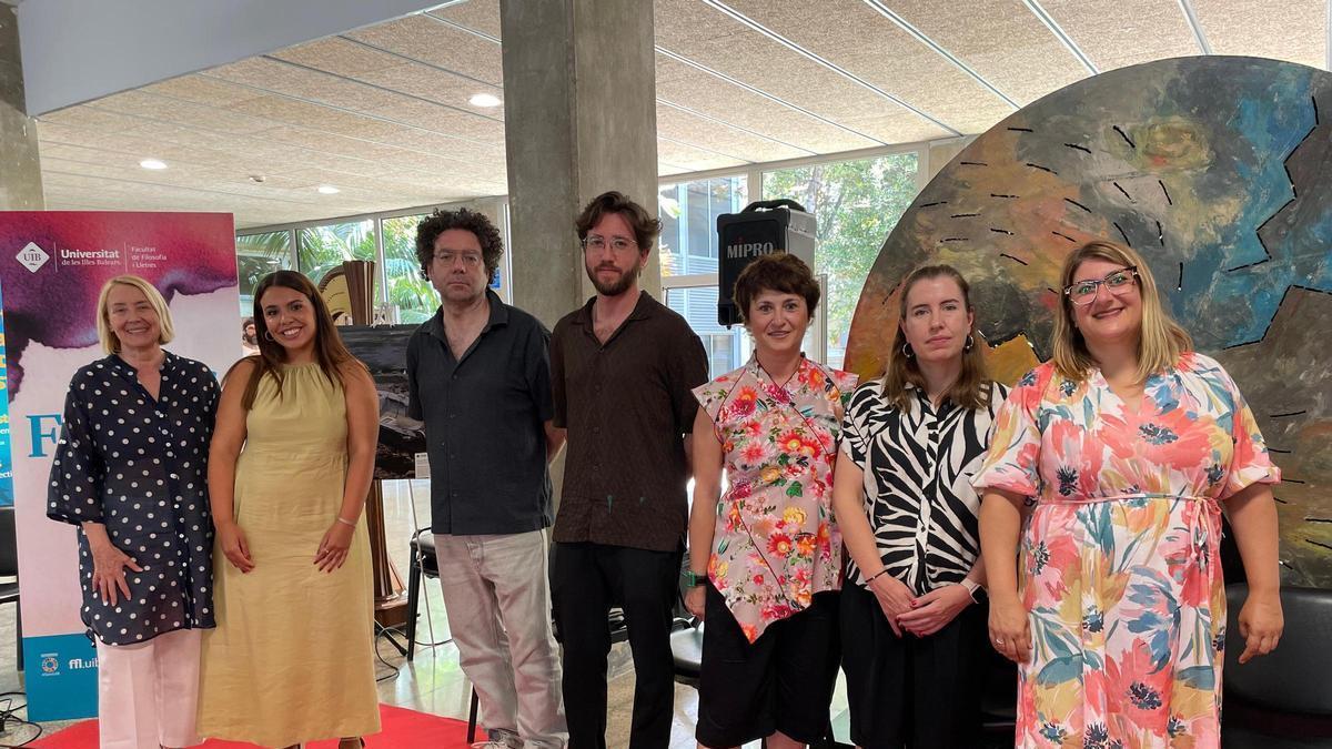 Premiados en los 'II Jocs Florals' en UIB, junto a sus profesores.