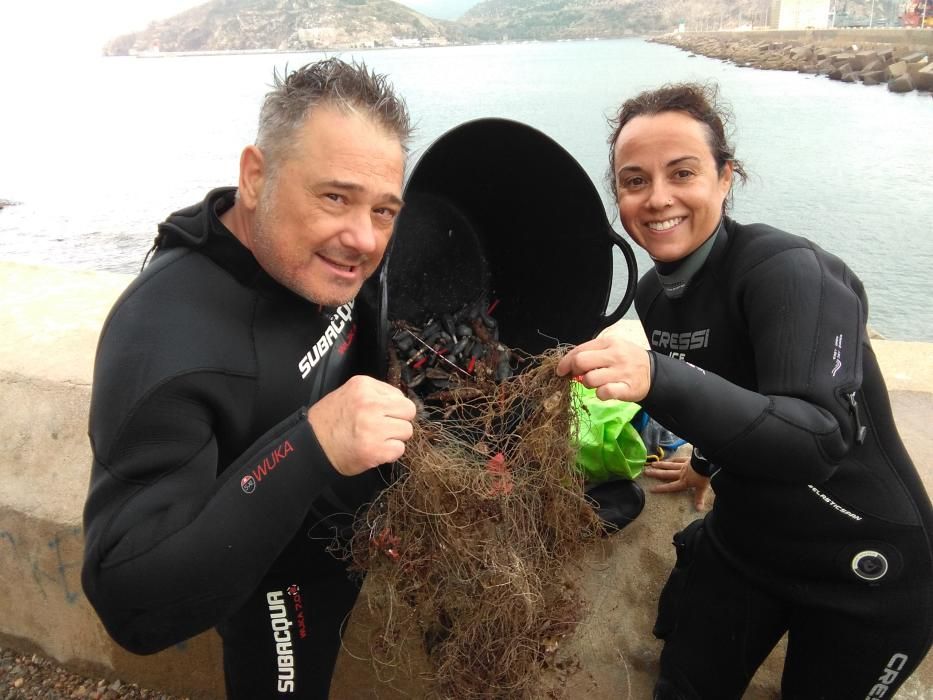 Miles de buceadores limpian de plomo el fondo marino de la Región de Murcia