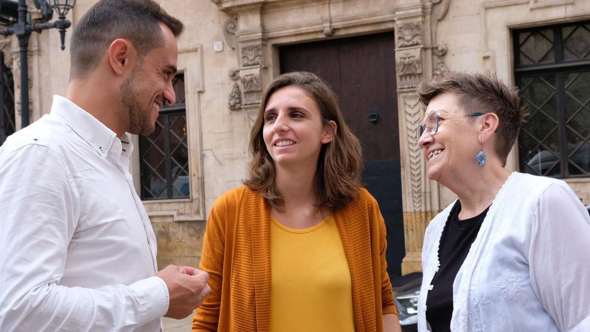 Lucía Muñoz, en el centro, junto a Iván Sevillano y Antònia Jover.