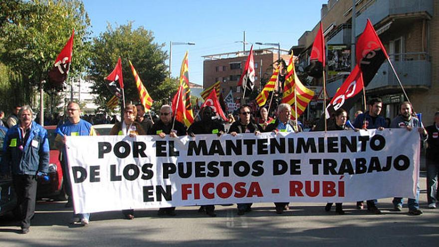 Els treballadors, en un moment de la manifestació pels carrers de Rubí.